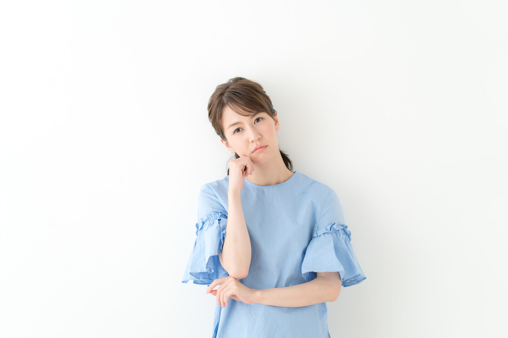 写真：悩む女性