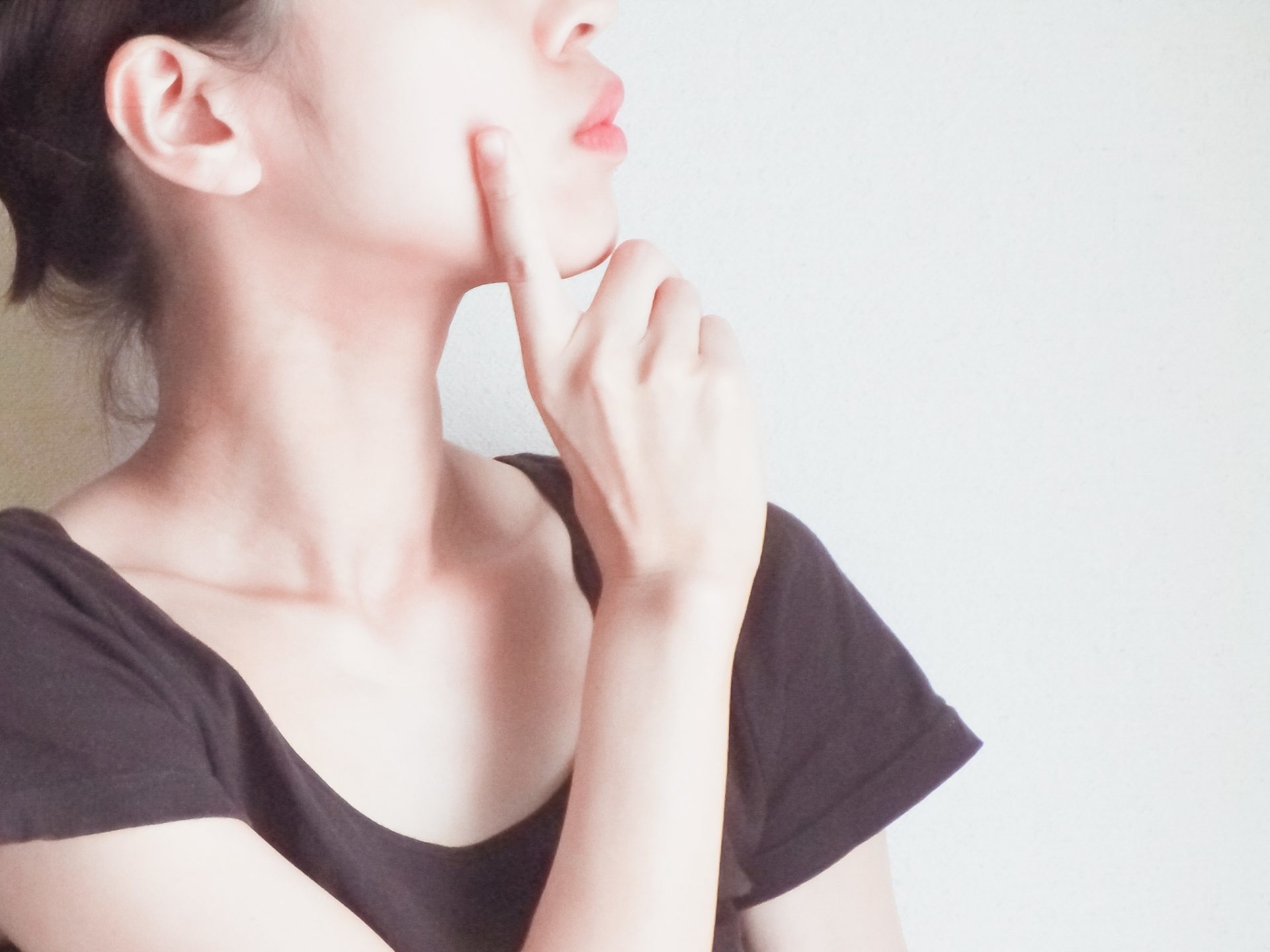 写真：悩む女性