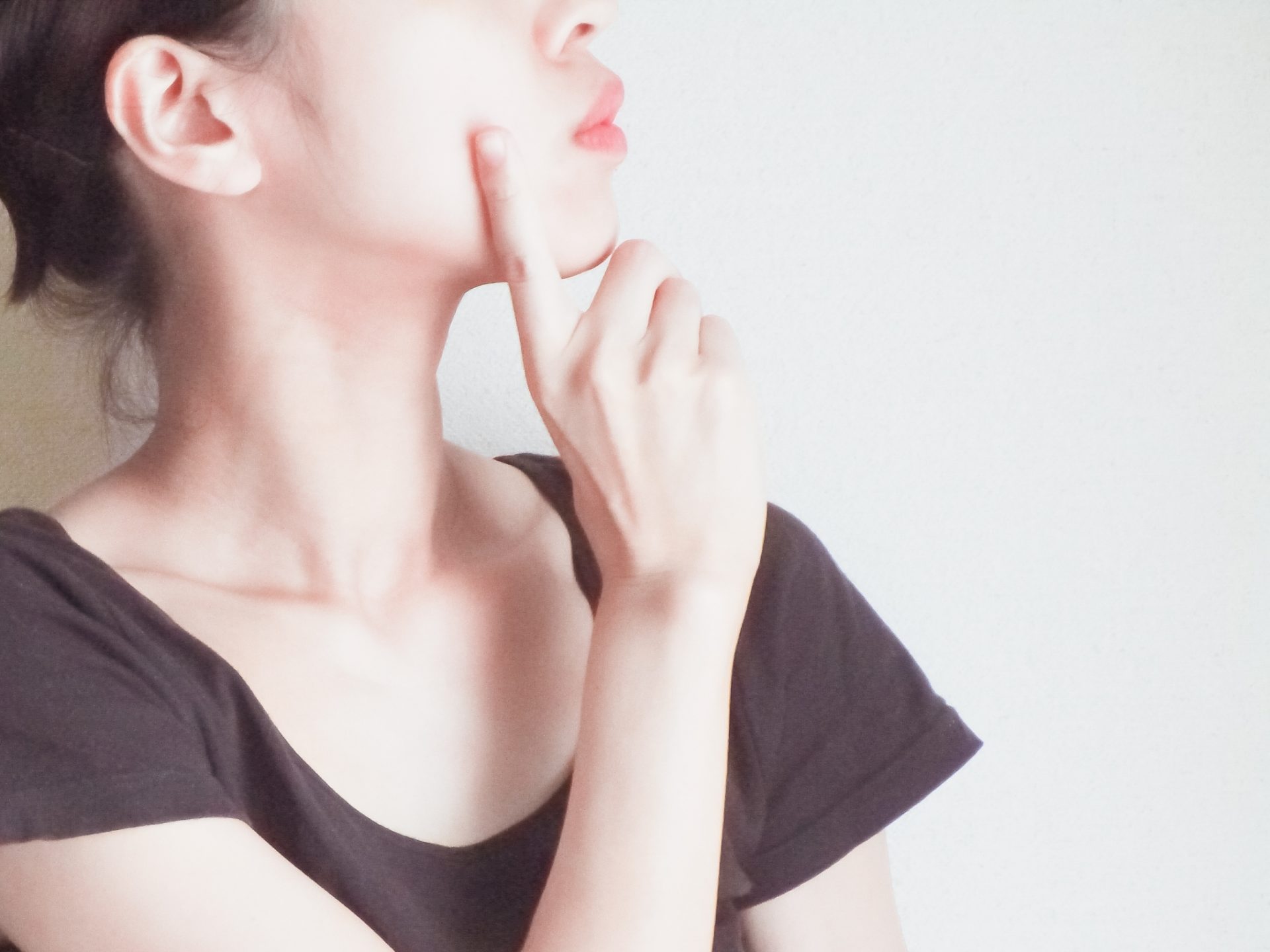 写真:悩む女性