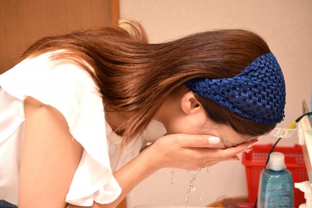 写真：洗顔中