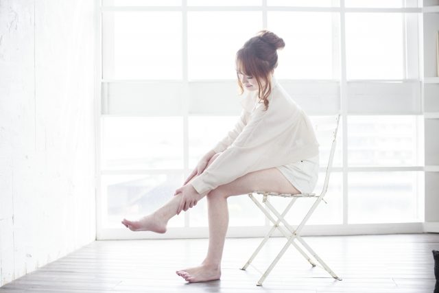 写真：椅子女性