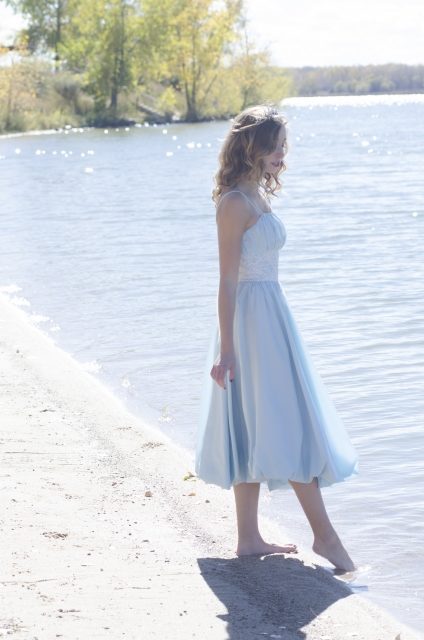 写真：浜辺女性