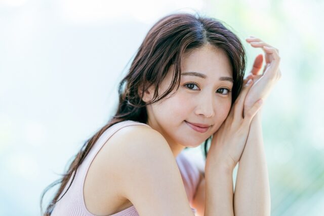 薄着の女性