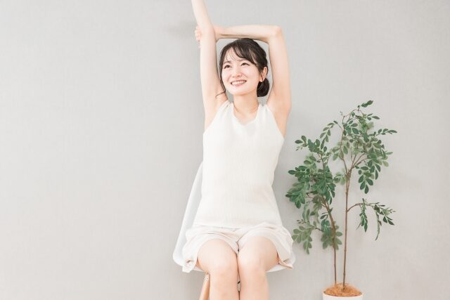 薄着の女性
