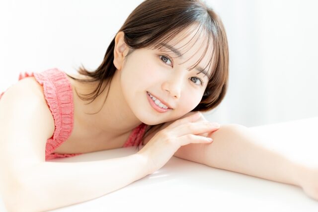 薄着の女性