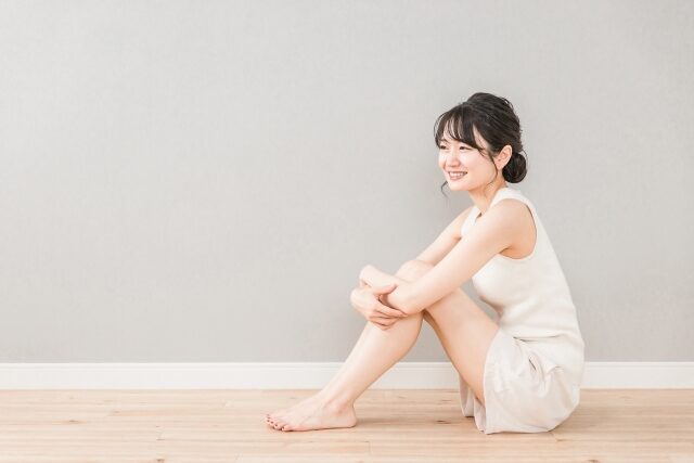 薄着の女性