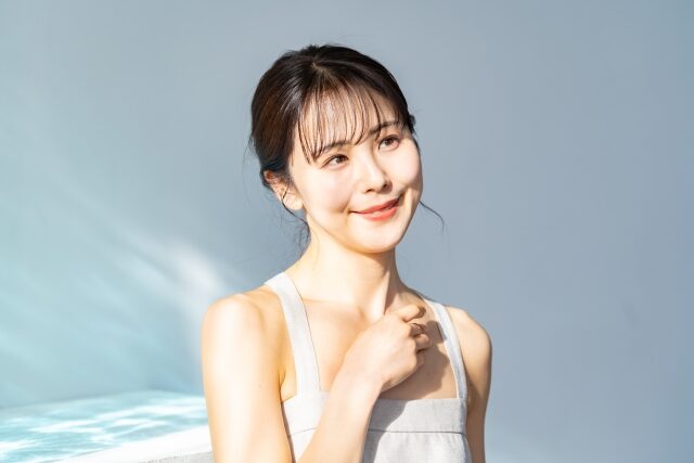 薄着の女性