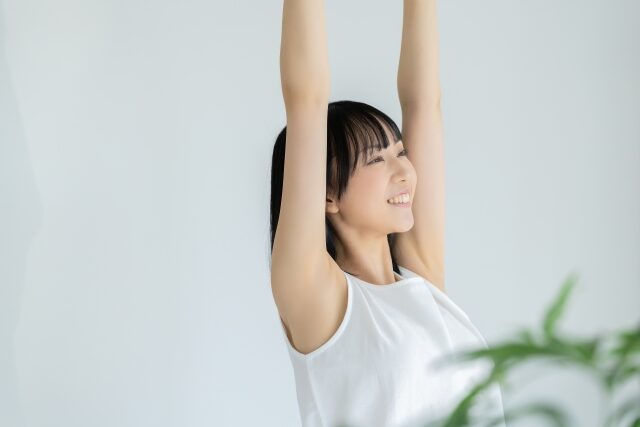 薄着の女性